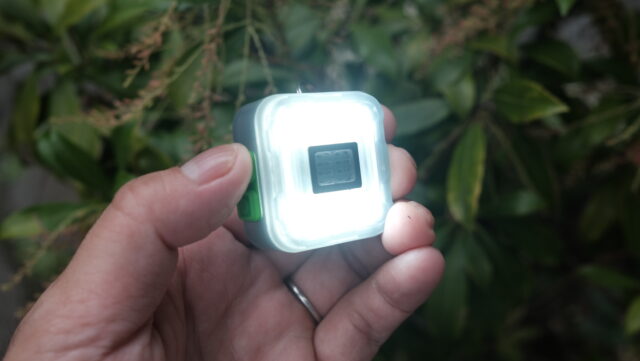 WHATNOT CLIP SPEAKER with LIGHT徹底レビュー。34gの極小ガジェットから価値をDIGる